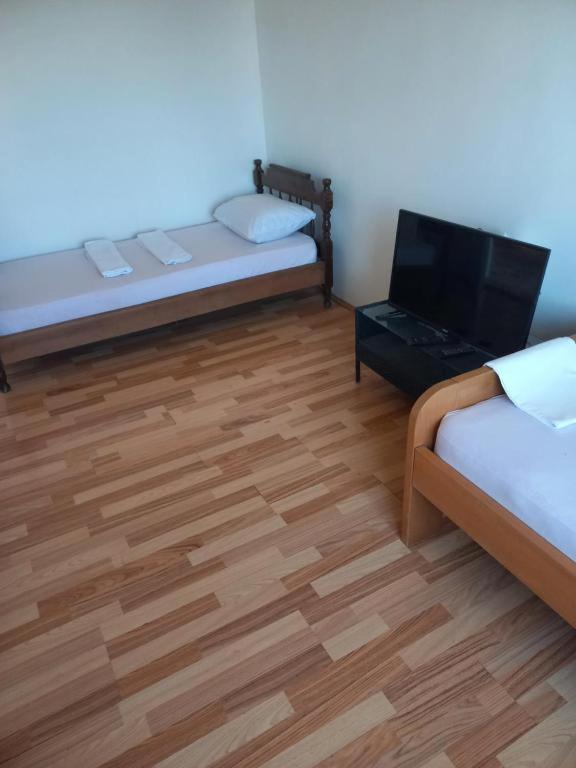 Traveler'S Rest - Near Podgorica Airport Hostel Mitrovici  Bagian luar foto