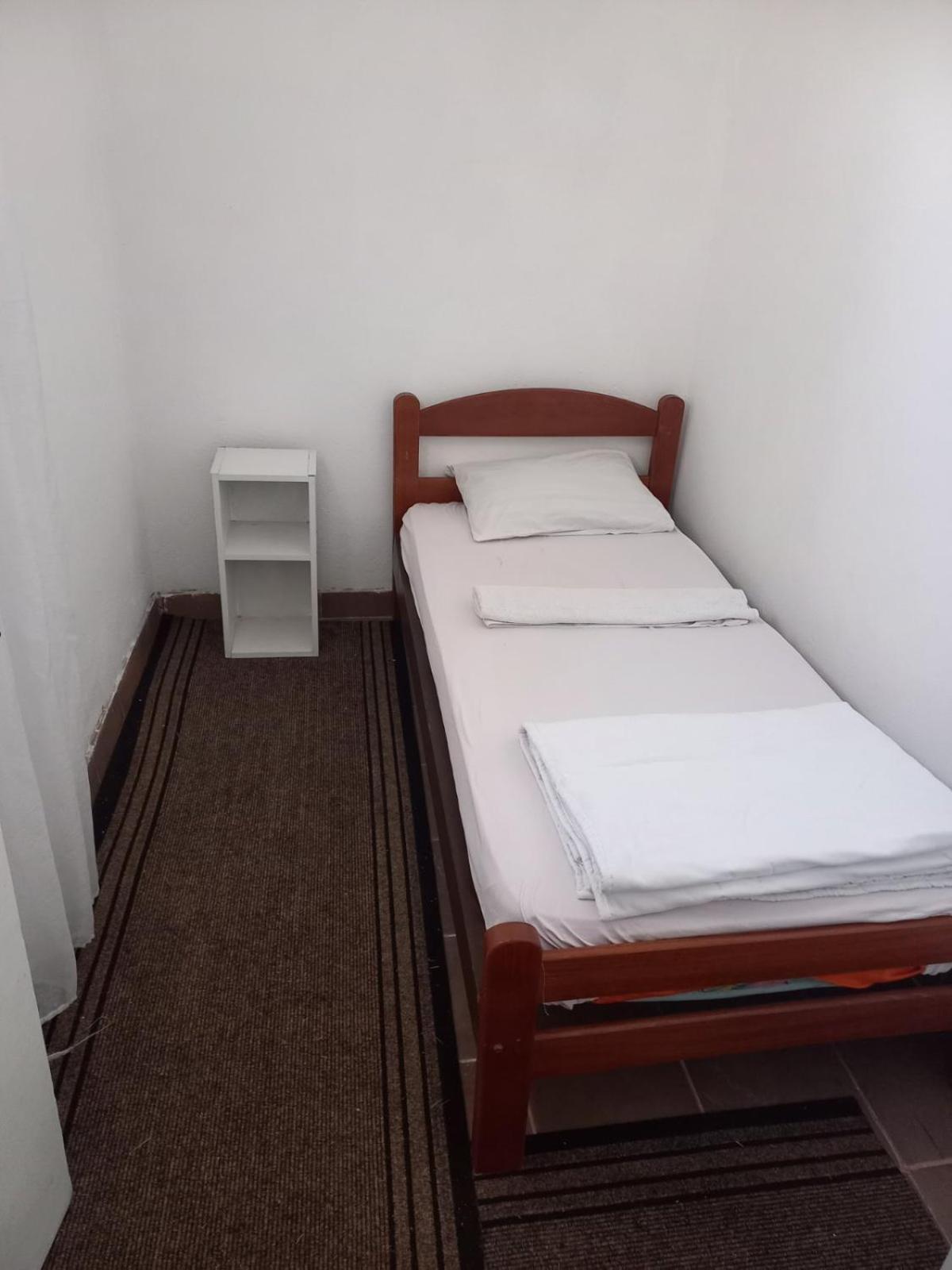 Traveler'S Rest - Near Podgorica Airport Hostel Mitrovici  Bagian luar foto